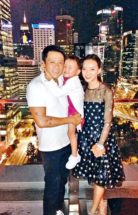 港媒曝魏骏杰前妻张利华在豪宅遭男友殴打,男方父亲为退休法官