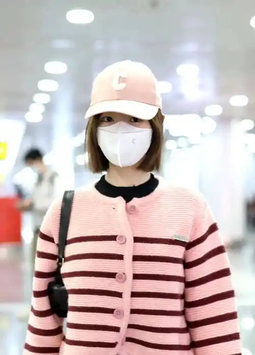 毛晓彤现身机场,粉色条纹针织开衫搭配瑜伽裤,显瘦显高很时髦!