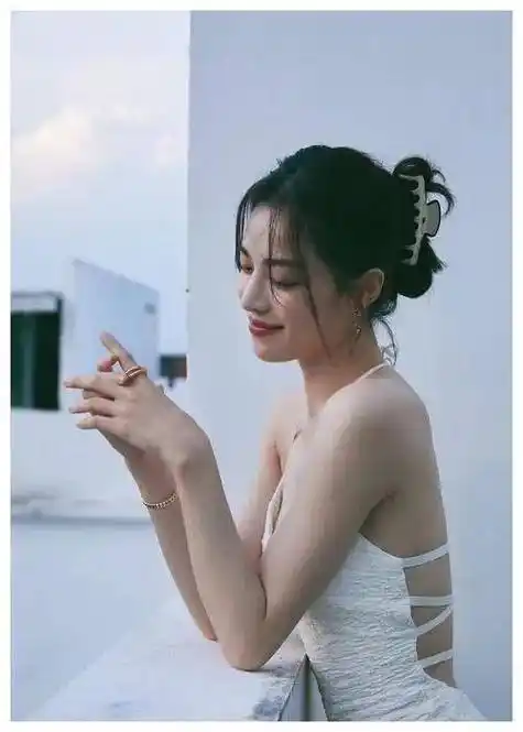 30岁钟楚曦出席活动穿蓝色抹胸裙暴露好身材曲线优美十分迷人