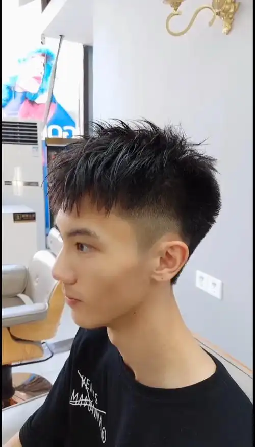 烟花摩根烫男生发型