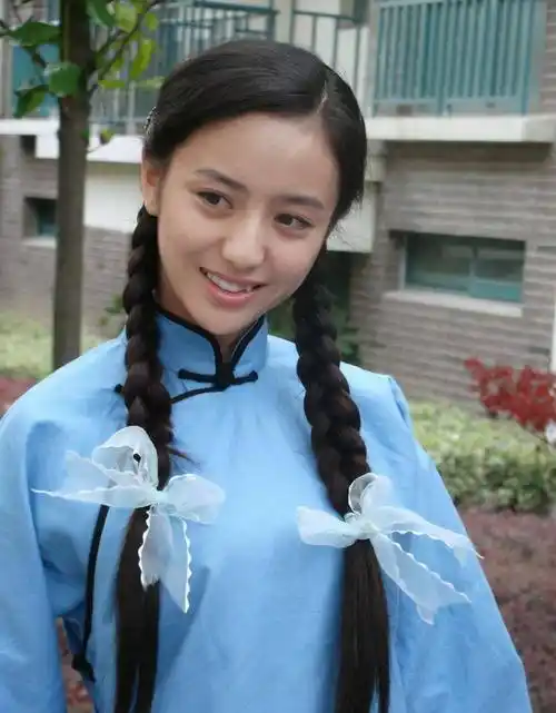 佟丽娅曾在"大屋下的丫鬟"中扮演苏文慧,由于家庭的变化,她成了白搭档