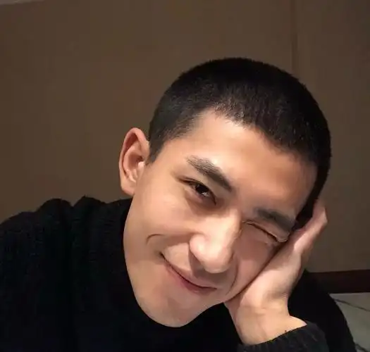 留寸头的男生好帅