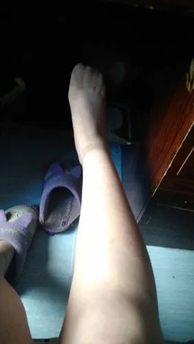 你们觉得我的腿脚丑吗?告诉我