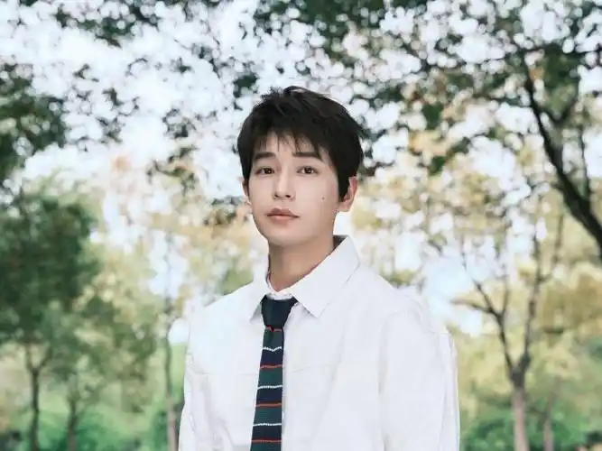 彭昱畅樱花树下的男大