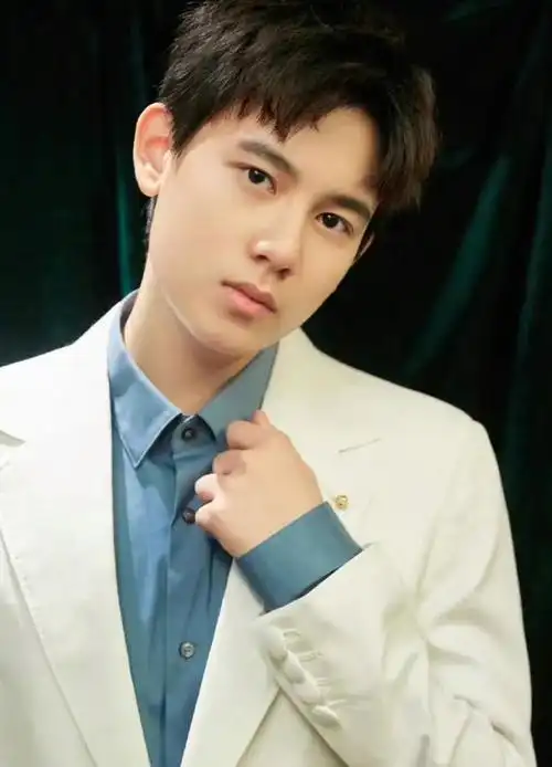 易烊千玺胡先煦等三家商量什么(易烊千玺胡先煦回应里的3大疑点)(2)