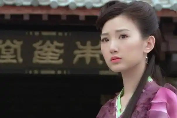 回顾毛晓彤刚出生被父亲抛弃妈妈借钱将她养大今父女关系如何