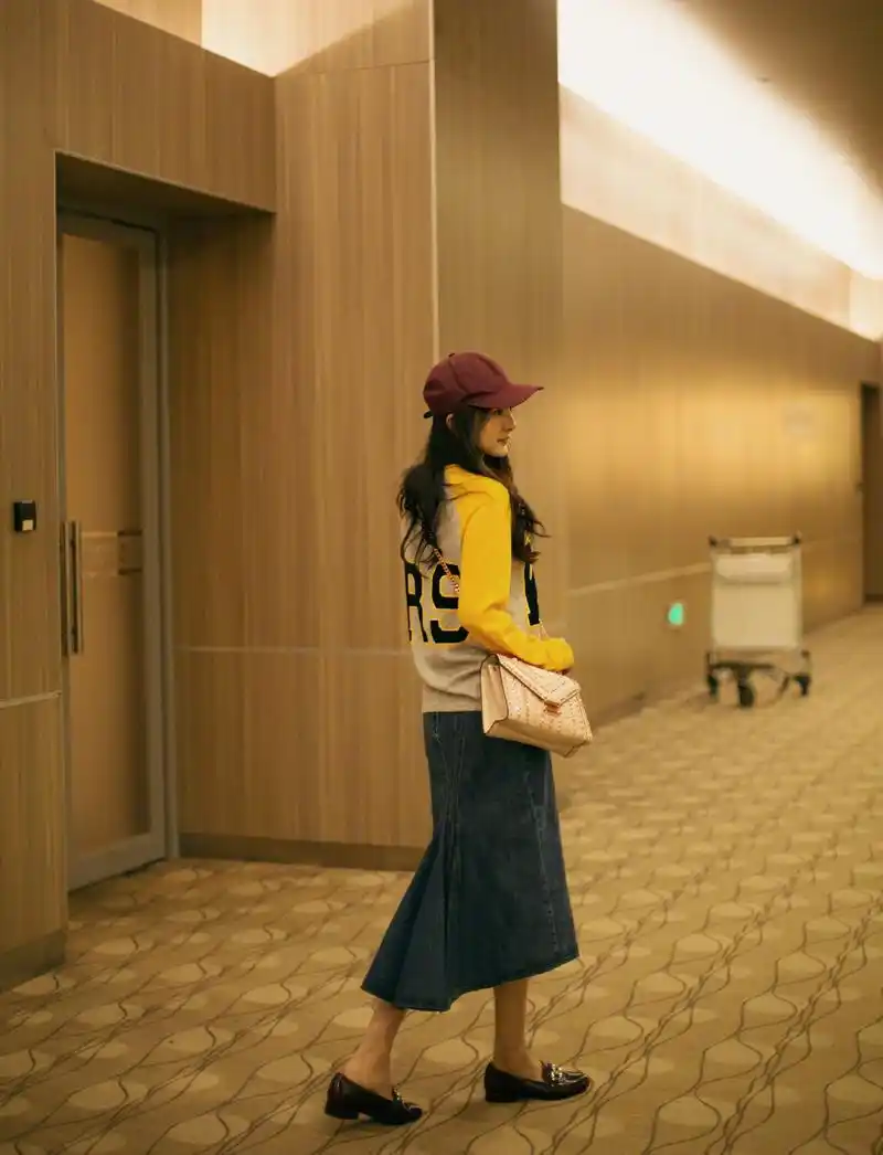 杨幂现身上海机场,受邀启程前往纽约,杨幂身穿字母印花上衣,搭配牛仔