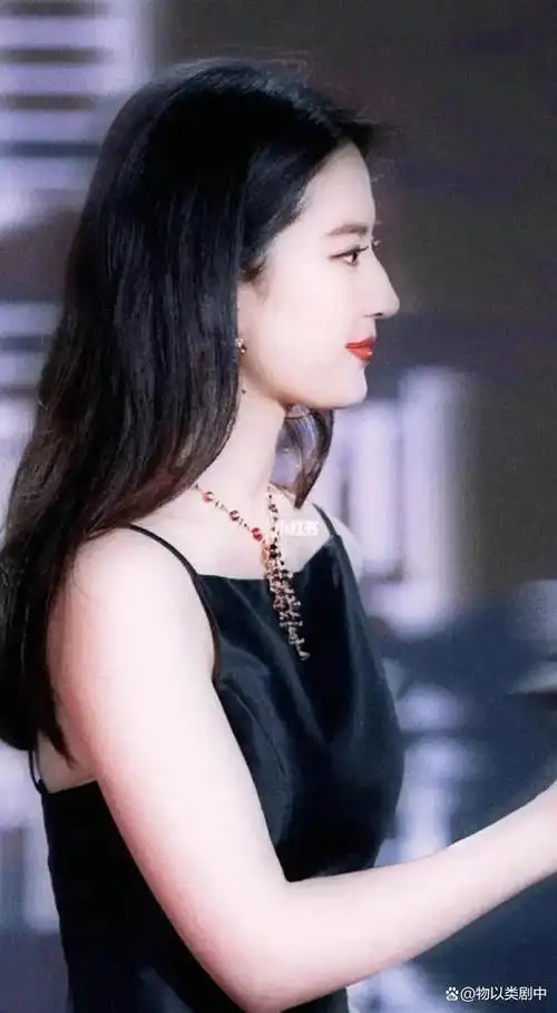 她的美,是一种超凡脱俗的美,让人一见倾心.