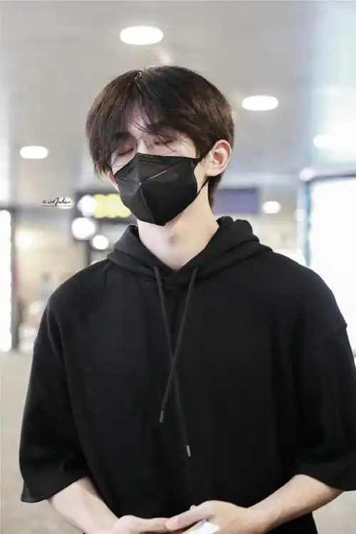 易烊千玺出发米兰时装周#  易烊千玺出发米兰时装周  卫衣工装裤好酷