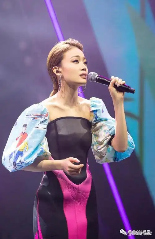 真敢穿!容祖儿演唱会大尺度露肉穿搭引网友疯狂吐槽