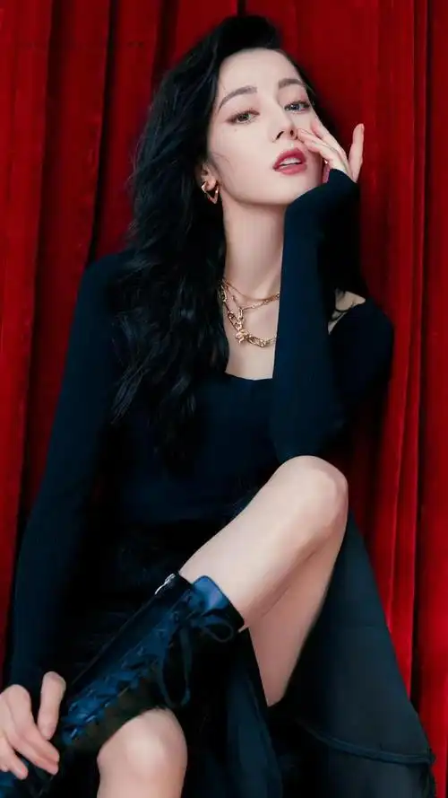 迪丽热巴黑天鹅裙子,轻柔又不失性感_网易订阅