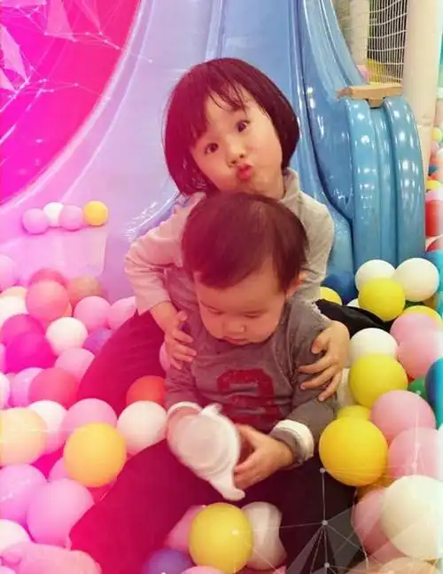 就有网友爆出陆毅在幼儿园抱着一个小男孩参加运动会,怀疑是第三胎