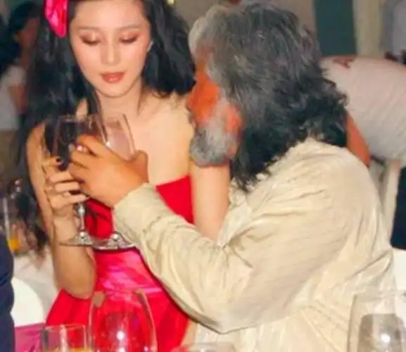 范冰冰坐张纪中大腿敬酒经纪人回应坐大腿是出于礼节谁信呢