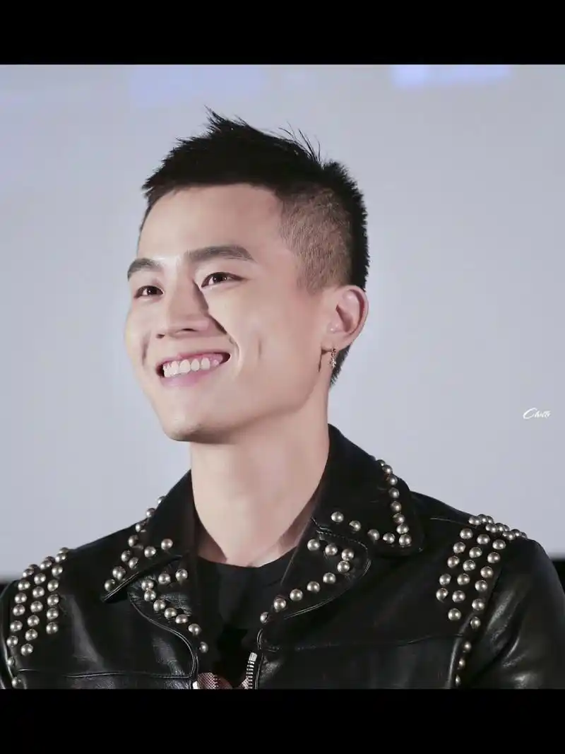 欧豪 | 少年的酒窝很迷人  欧豪小时候很调皮,过年的时候长辈们在客厅