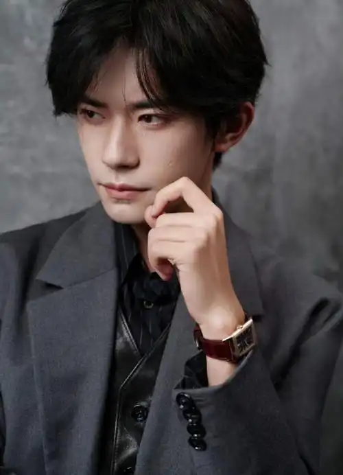 易烊千玺芭莎台下镜头