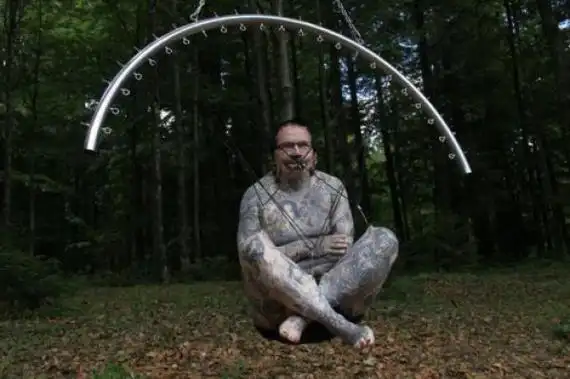 除了穿孔,rolf buchholz还爱好纹身和穿刺悬挂,希望这个专好重口味的