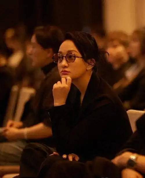 周迅穿着宽松的西装散发出悠闲感!一身黑色西装搭配豹纹框眼镜