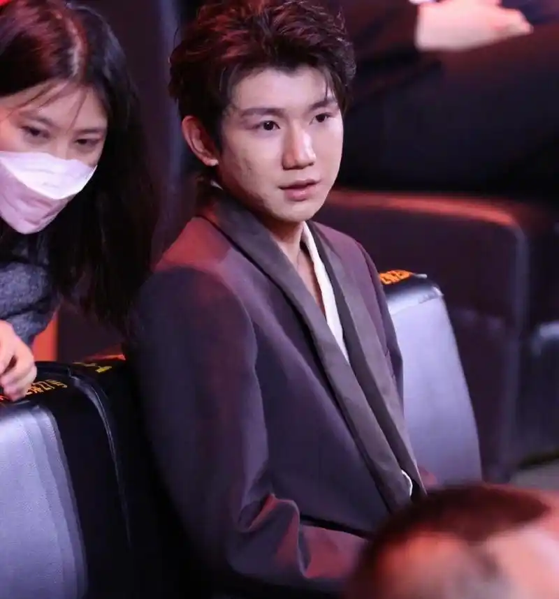 王源生图和精修图对比,这皮肤状态差距也太大了吧