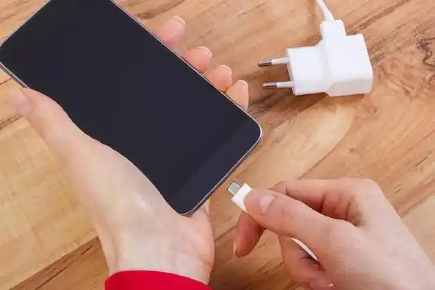 手机充完电到底用不用把充电器拔掉看完你就明白了