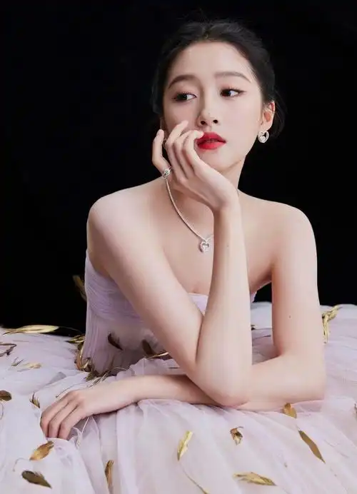 关晓彤金色羽毛抹胸裙##关晓彤羽毛抹胸裙造型