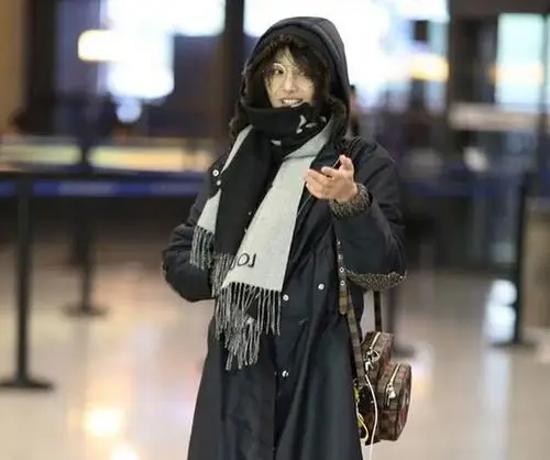 郑爽散步烟不离手吸烟照曝光引关注组图