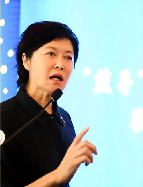 王宁:专访前辈敬一丹,2位央视新闻评论部标志性女主播首度同框_公益