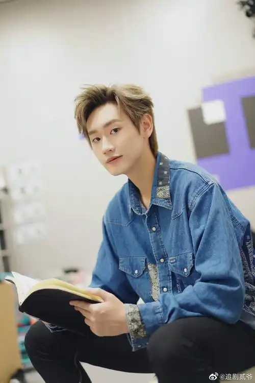 刘彰这是挡路了吗 qq空间不能确定是本人~……_高清图集_新浪网