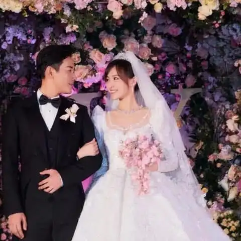 婚纱照都是女婚纱男西装,唯独赵丽颖冯绍峰不同,网友:够独特 婚纱照都