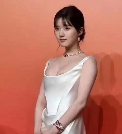 惨遭肩带断裂裙下走光的8位女星走红毯爆出走光尴尬瞬间