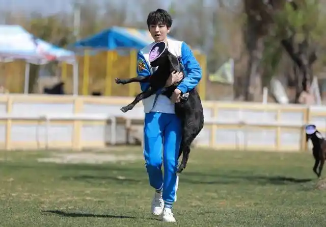 《高能少年团》大理寻金花 王俊凯抓羊投篮全才