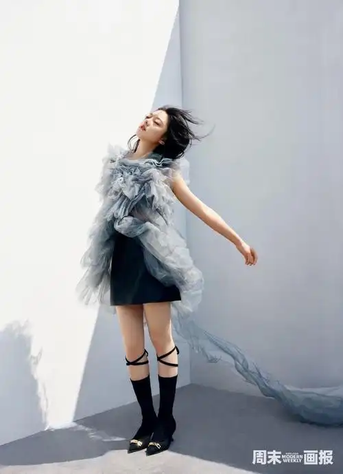 赵今麦灰纱短裙秀美腿发丝飘扬展示凌乱美