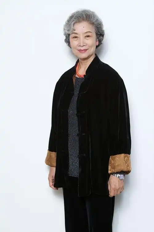 吕中美到了骨子里穿中国风服饰配玉石项链气场十足又高雅