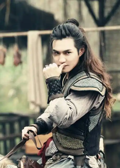 严屹宽是公认的古装美男,眼睛深邃鼻梁高挺,也许这就是小说里总说的刀
