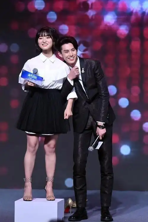 就连给她踩了增高神器,跟男主角还是有身高差距.