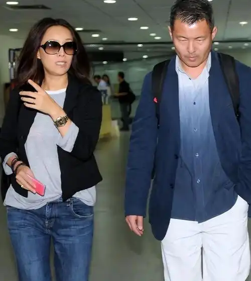 那英二婚老公原来这么帅!他穿西装儒雅斯文,气质不输圈内男明星