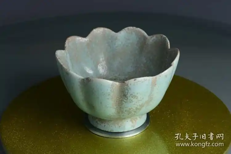 宋代 清凉寺天青色玛瑙釉汝窑水沁莲花碗