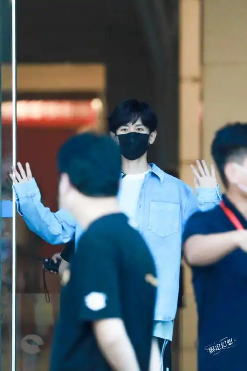 这浓密腿毛"女团腿"谁见谁迷糊  是少年感满满的淇淇子呀    #成毅