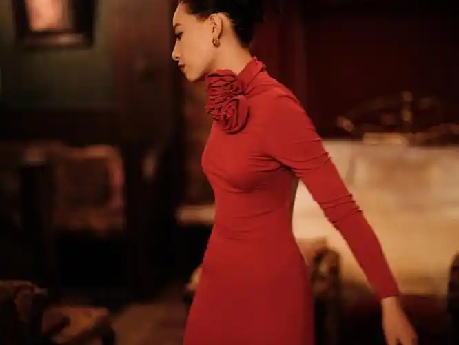 李斯丹妮露背红裙一秒穿回老上海##李斯丹妮voguefilm复古露背红裙