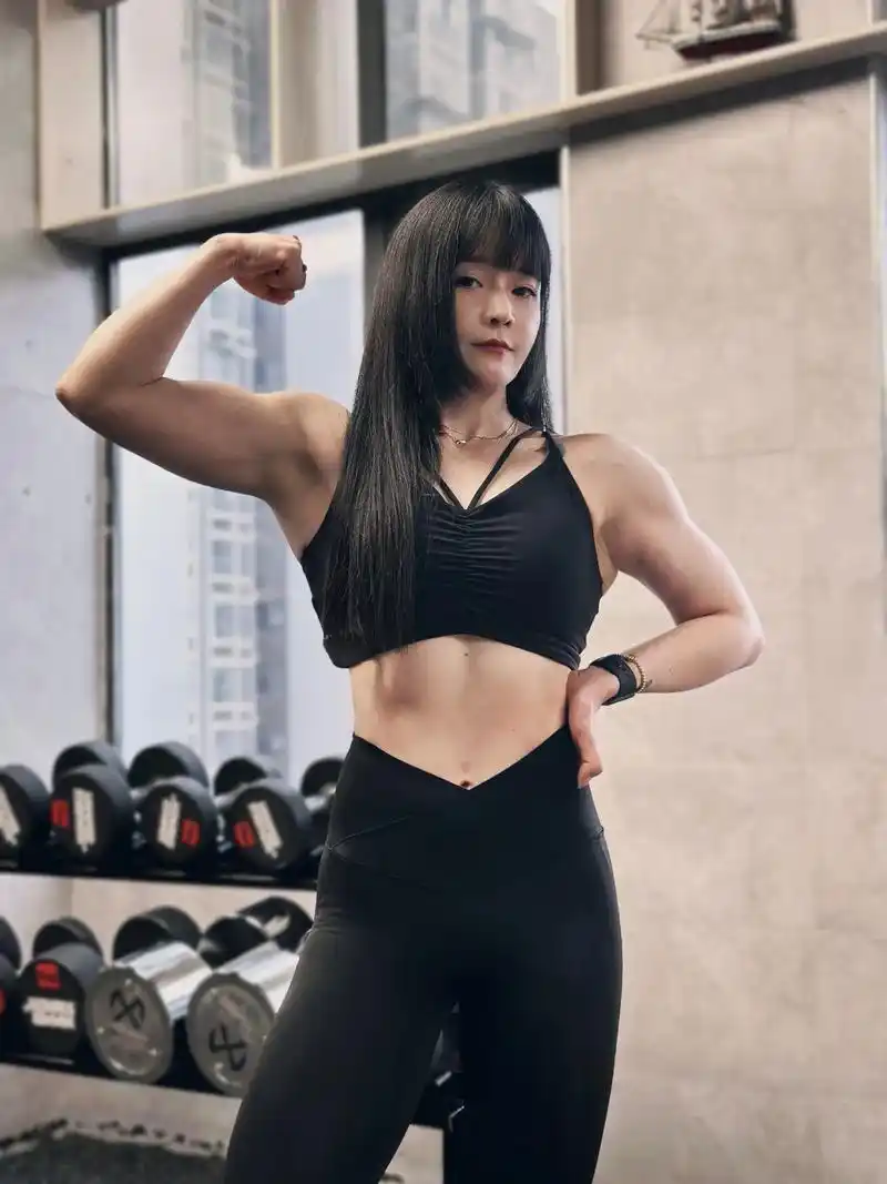 穿丝袜的宙斯之月.#肌肉女 #健身造型 #健身壁纸 #宙斯之 - 抖音