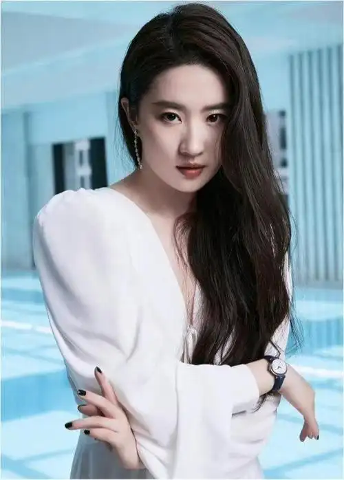 刘亦菲香港海洋公园被偶遇素颜状态超级好整个人仙气飘飘