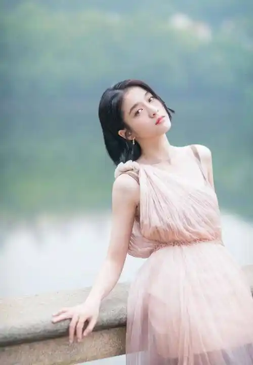 张雪迎剪波波头短发比关晓彤还美,身穿百褶连衣裙,居然意外走红_造型