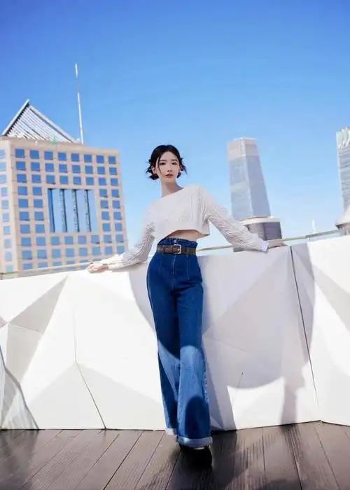 毛晓彤作为气质小花,不但演技好,长得漂亮,身材好,而且她穿衣也非常有