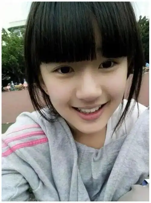 相信不少网友都看过赵露思这张初中时期的照片,许多网友将她称作是"