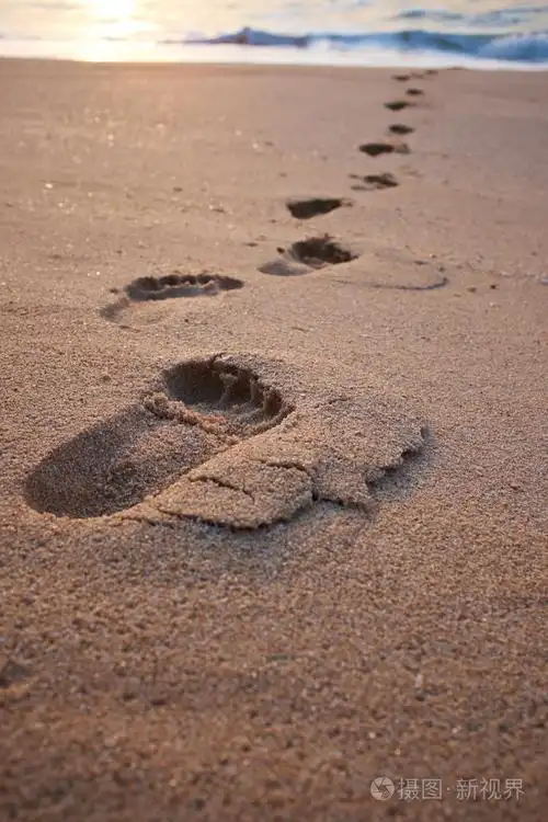 海滩的沙子上的脚印