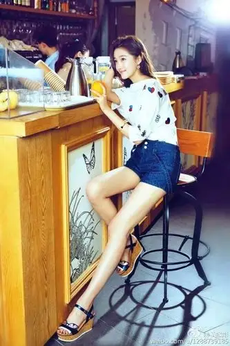 这种木质的厚底凉鞋真的是关晓彤的爱