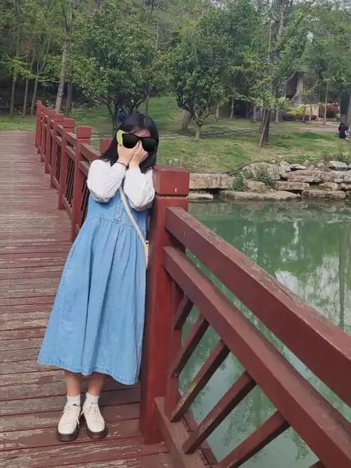 我身高153cm  体重98斤牛仔背带裙真的很清新,很减龄.