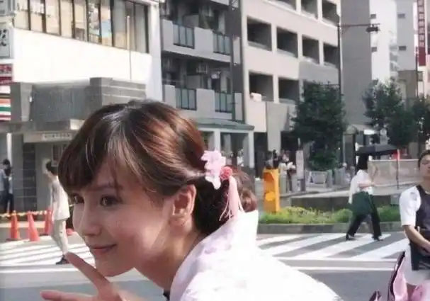 日本出道旧照曝光,被男性用酒瓶怼脸,强装笑意比耶合影_杨颖_照片