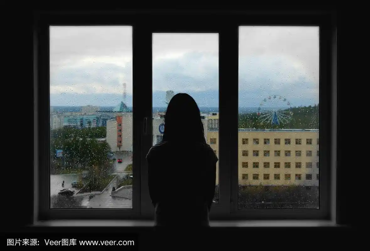一个孤独的男人望着窗外