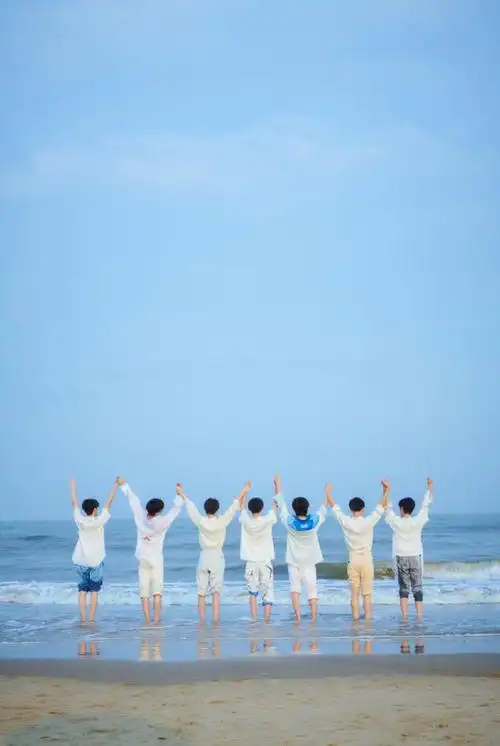 阳光,沙滩,还有咸咸的海风,所有美好的词语和少年们放在一起,适配度