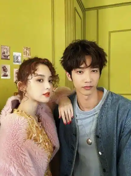 当天两人打扮得都比较随性,虽然刘以豪比娜扎大6岁,但他美丽得很好